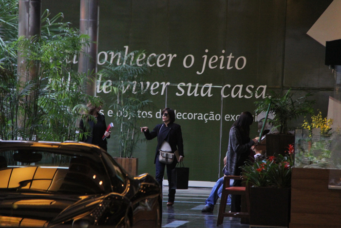 Gloria Pires tira a tarde para fazer compras em shopping no Rio