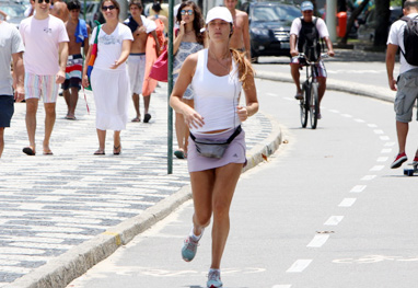 Letícia Birkheuer corre para manter a boa forma no Rio OFuxico