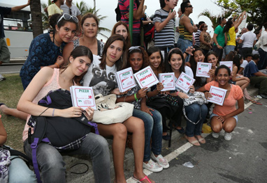 Lady Gaga envia pizza aos fãs na porta de seu hotel no Rio - Ag.News