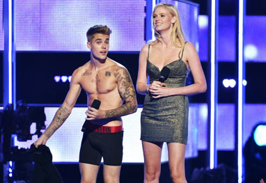 Justin Bieber Tira A Roupa E Fica S De Cueca No Fashion Rocks V Deo