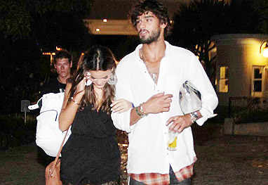 Bruna Marquezine aparece agarrada a Marlon Teixeira em festa pr-Rveillon - Ag.News