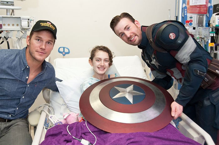 Chris Evans se veste de Capitão América para visitar crianças com câncer  - Repprodução