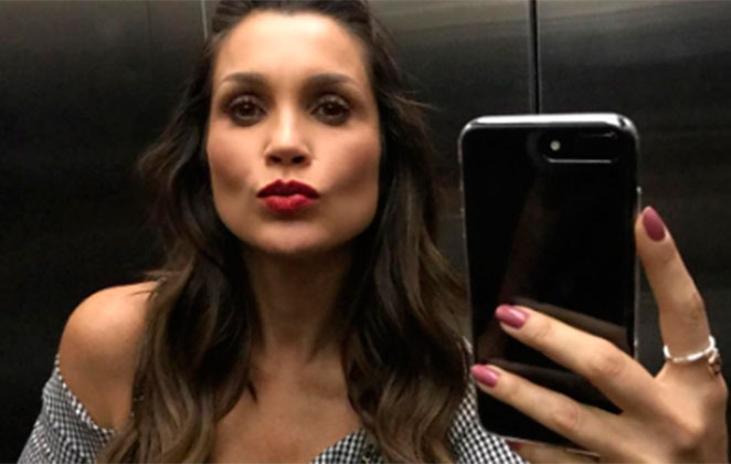 Flávia Alessandra esbanja boa forma em foto de biquíni OFuxico