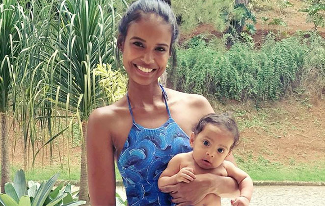 Aline Dias Posa Filho No Colo E Exibe Barriga Sequinha Ofuxico