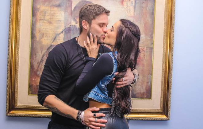 Breno E Paula Beijam Muito Em Evento Repleto De Ex BBBs OFuxico