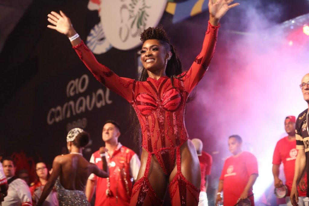 Carnaval 2022 Erika Januza exibe corpão à frente da bateria da Viradouro