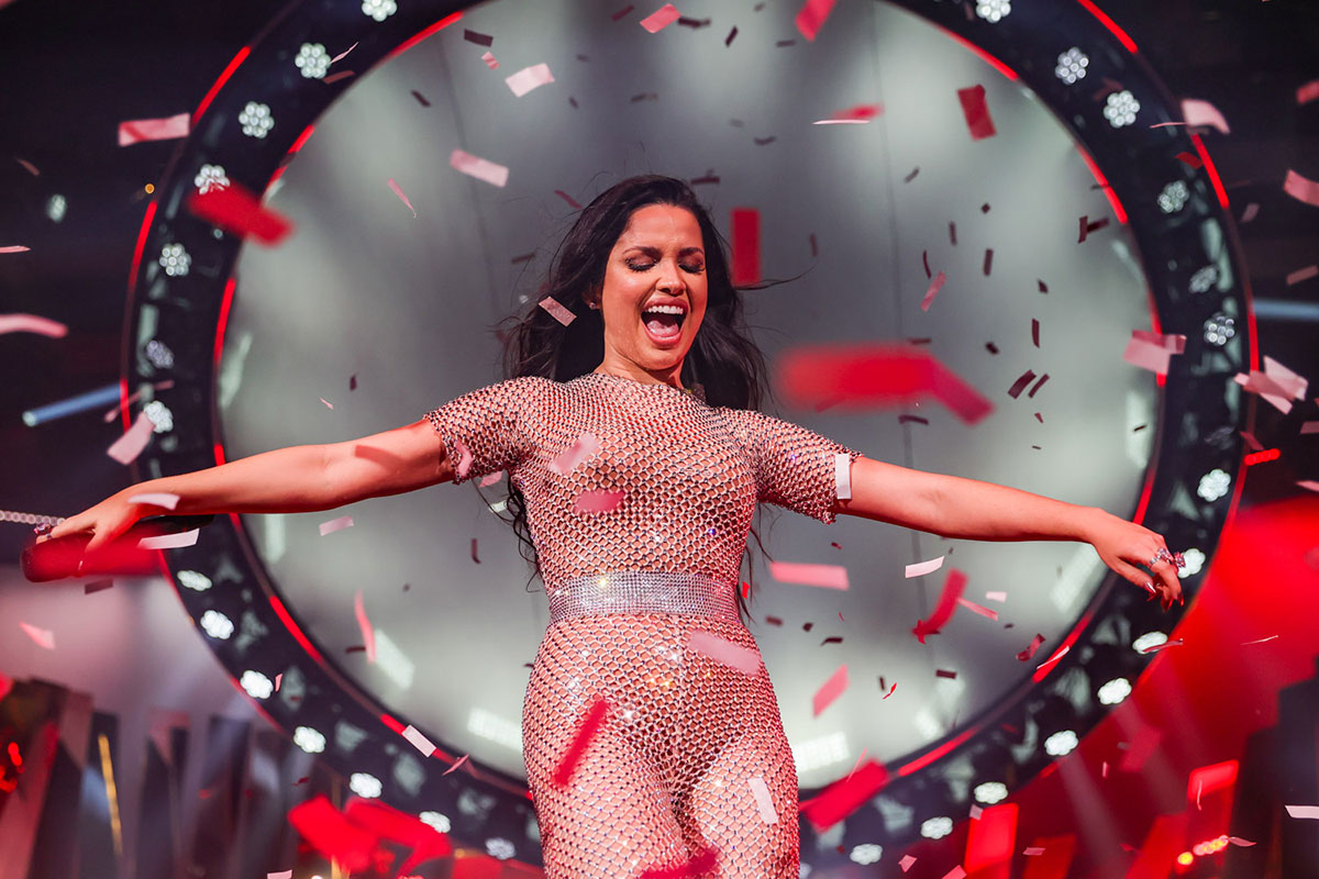 Juliette Freire rebola e dança coladinha bailarino em show