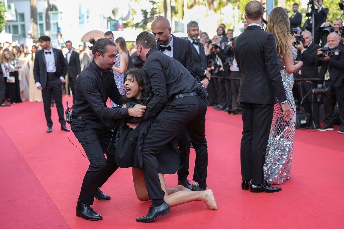 Festival De Cannes Mulher Surge Nua Em Protesto