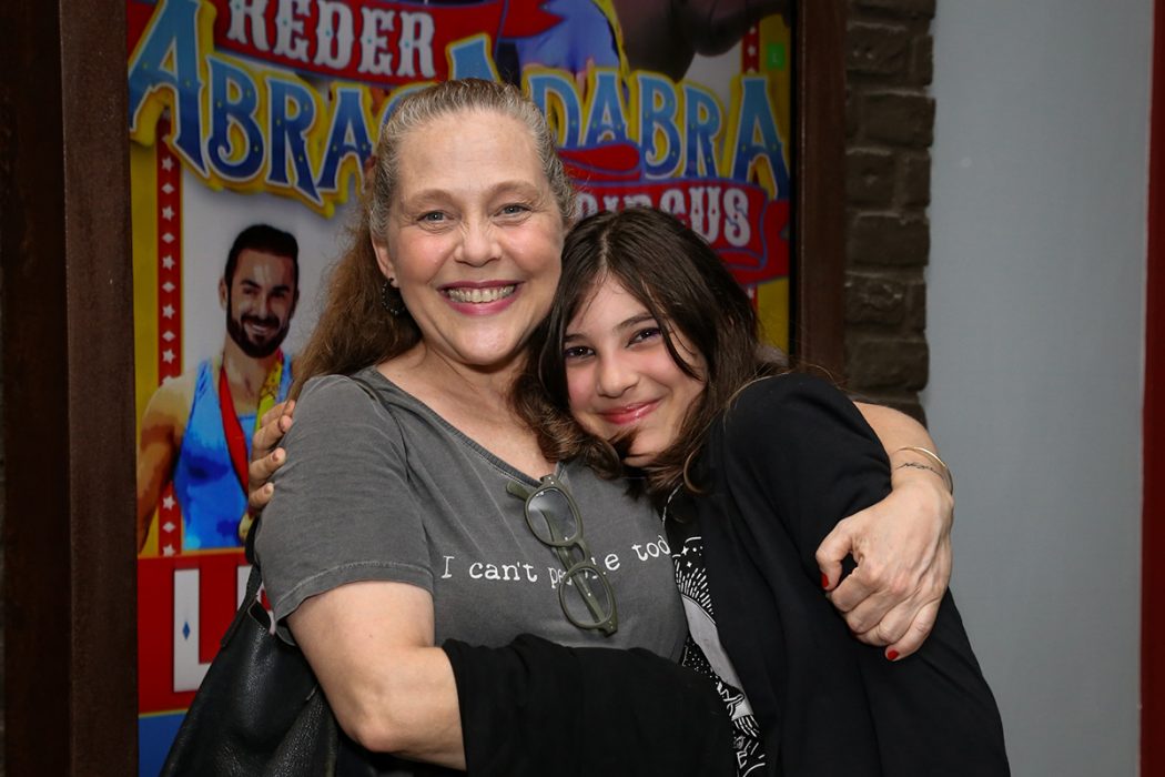 Giovana Cordeiro a Xaviera de Mar do Sertão curte noite de teatro