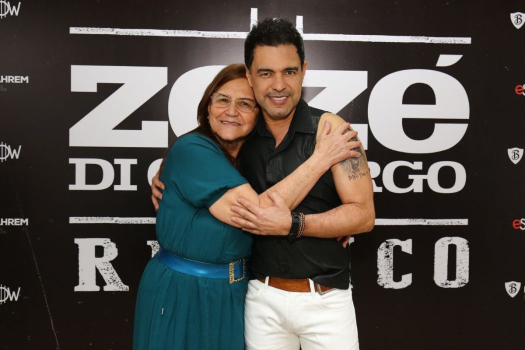 Zezé Di Camargo se emociona ao homenagear a mãe durante show