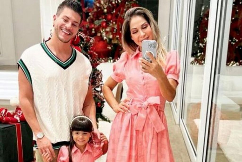 Maira Cardi e Arthur Aguiar passam Natal juntos e fãs criticam