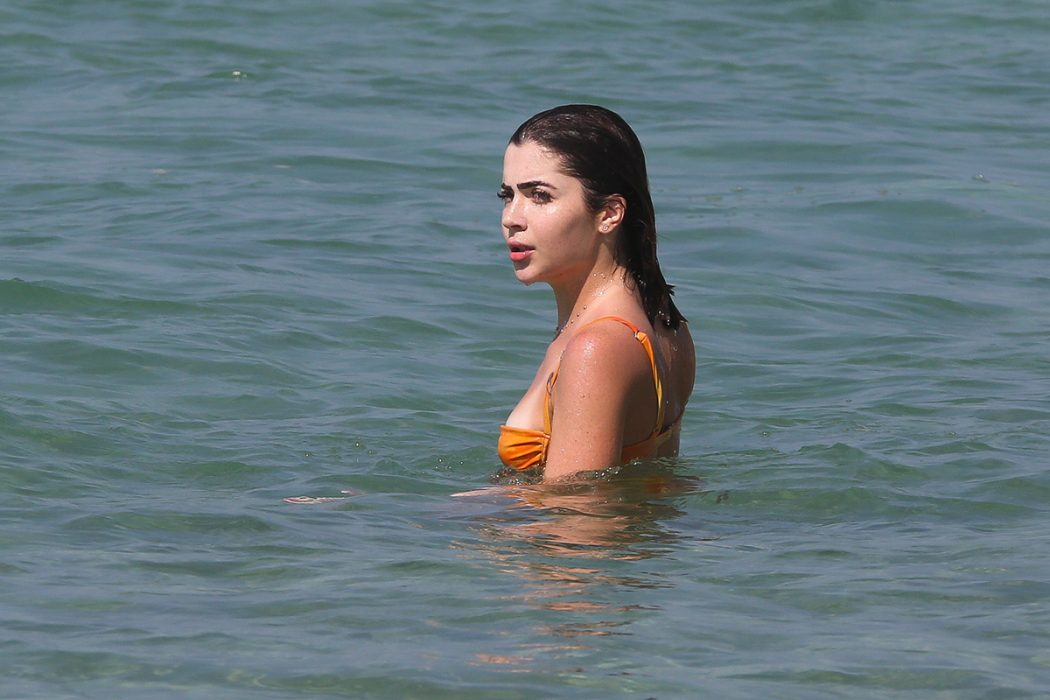 Jade Picon Exibe Barriga Sarada Em Dia De Praia