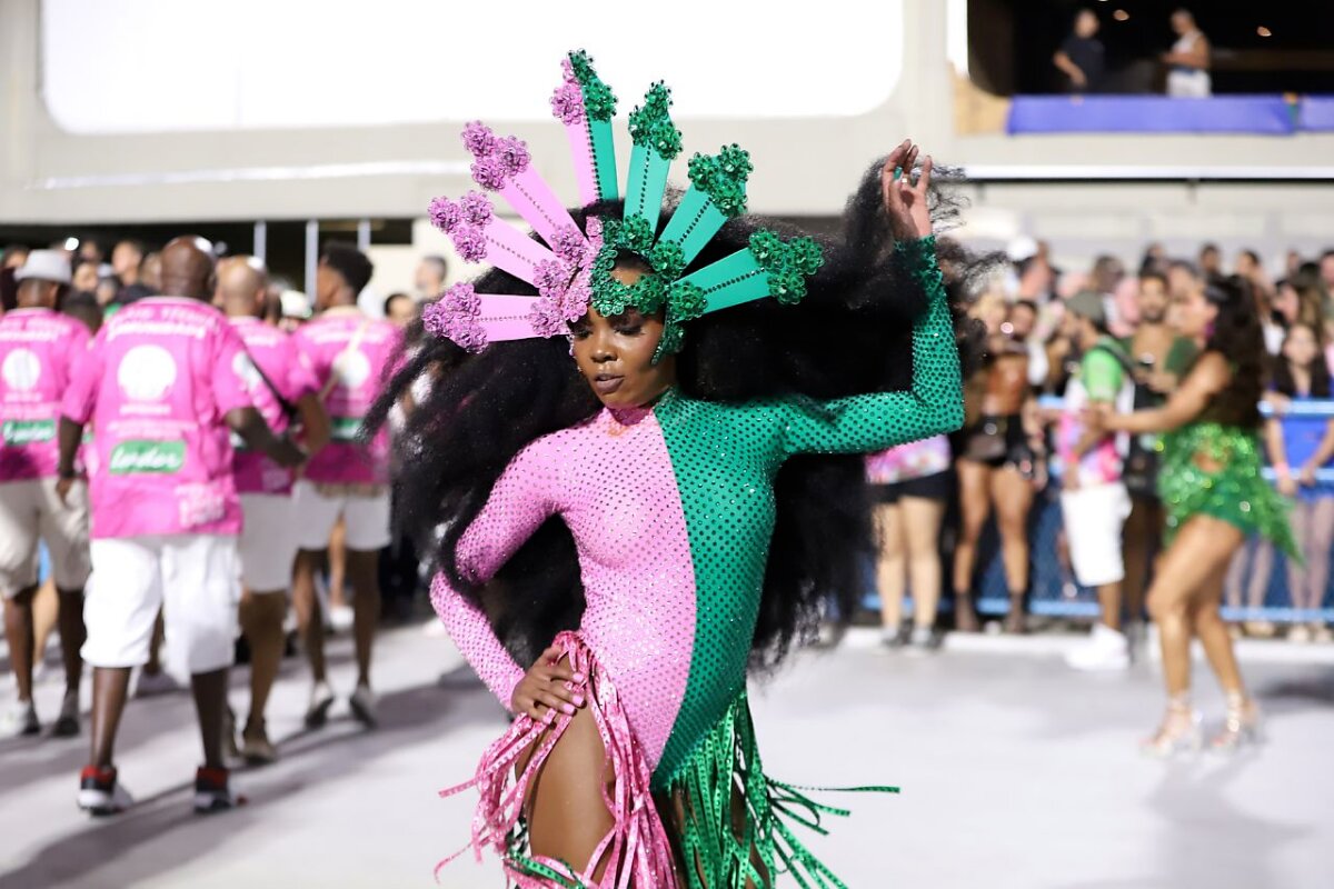 Carnaval Thelminha Arrasa Como Musa Da Mangueira Na Sapuca