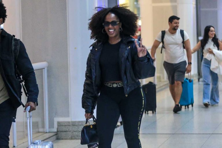 IZA chama atenção pose poderosa ao ser clicada no aeroporto