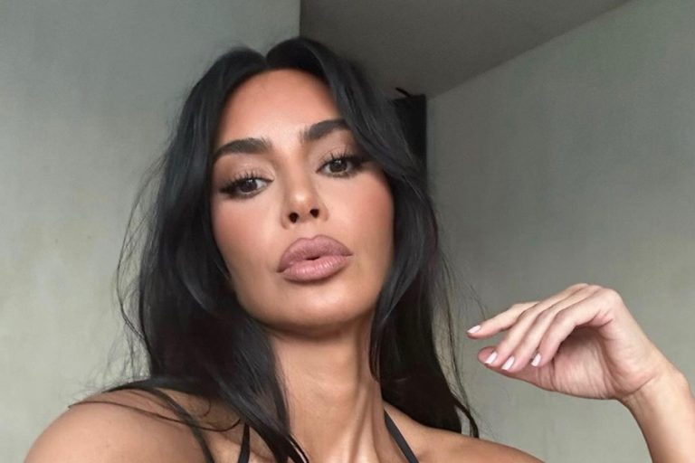 Kim Kardashian mostra corpão de biquíni e fãs apontam uso de phtoshop