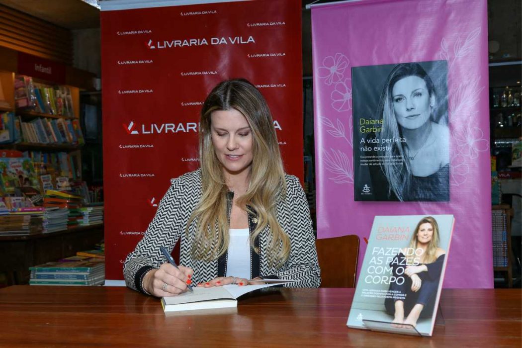 Daiana Garbin mulher de Tiago Leifert autografa seu livro aos fãs