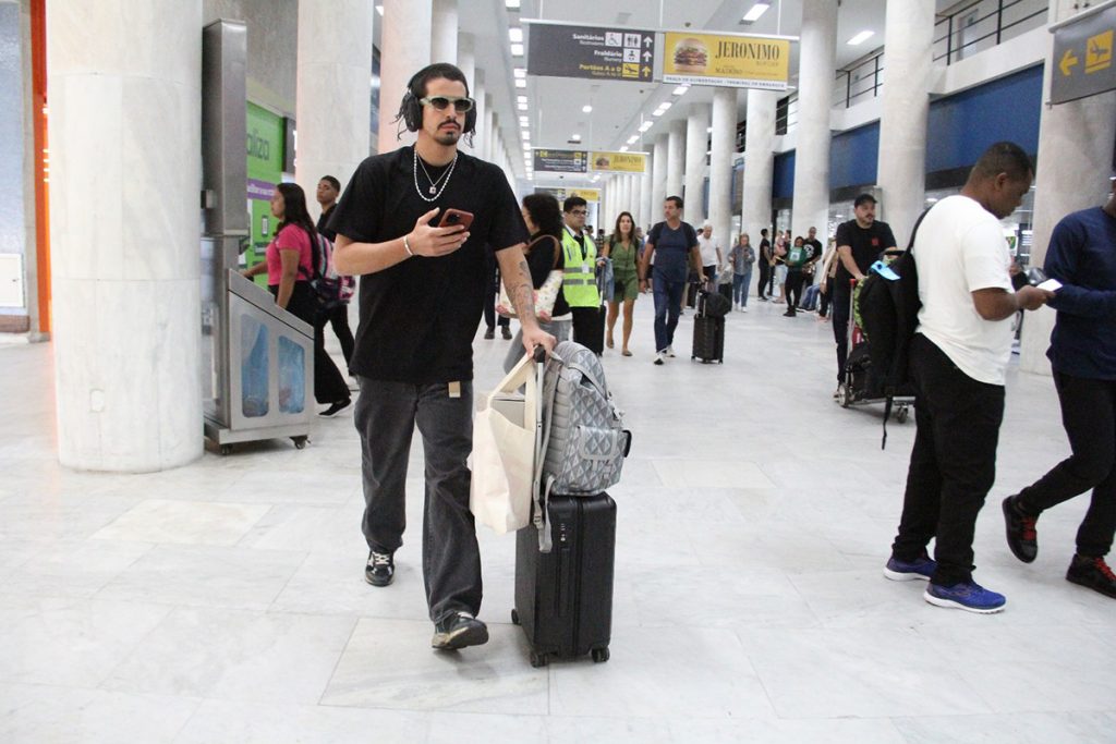 Enzo Celulari Desembarca No Rio De Janeiro E Flagrado Por Paparazzi