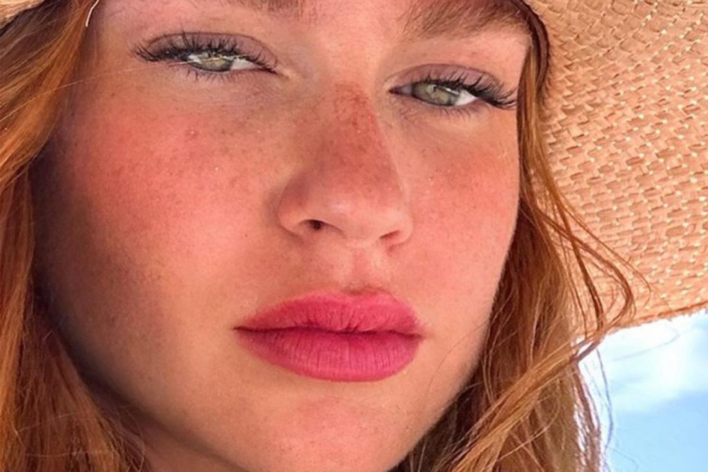 Marina Ruy Barbosa curte viagem e mostra boa forma de biquíni