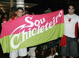 André Marques e seu amigo, com uma bandeira em homenagem à banda Chiclete com Banana