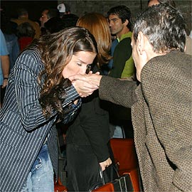 Deborah Secco beija a mão de André Valle