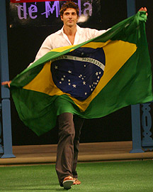 Reynaldo Gianechini com a bandeira do brasil