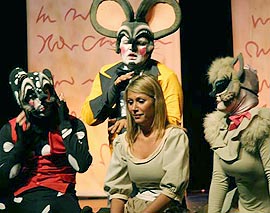 Luisa Mell (Cinderela) com Fernando Haidamus (Gardel), Wanderley Gomes (Pantaleão) e Renata Ricci (gata)
