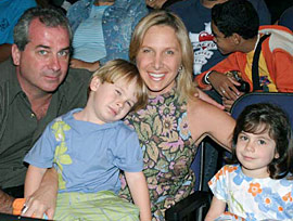 Ricardo, a mulher Mônica Pimentel (diretora artistica da RedeTV!) e filhos Pedro e Luísa