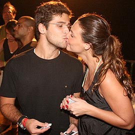 Bruno beija a mulher Camila