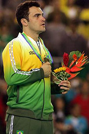 Jogador de futsal Falcão no pódio com a medalha de ouro, após vitória sobre a seleção da Argentina