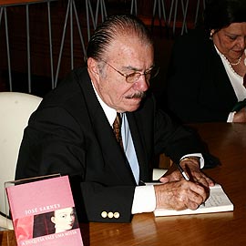 José Sarney autografa sua obra