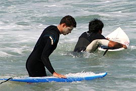 Cauã Reymond entrando no mar