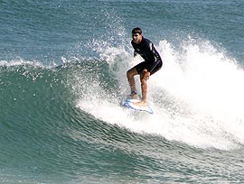 Cauã surfando