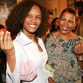 Isabel Fillardis com a mãe Sônia