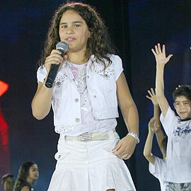 Lívia Aragão cantando