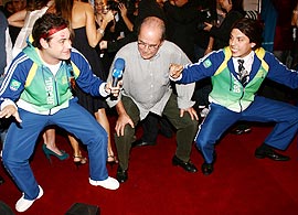 João Mourat faz a dança do siri com a turma do Pânico na TV