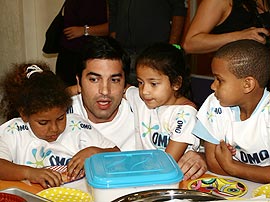 Eduardo Guedes rodeado de crianças