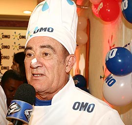 Renato Aragão com o nariz pintado de doce