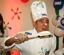 Renato Aragão experimenta um ingrediente