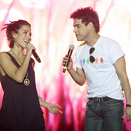 Wanessa Camargo canta com o pai Zezé