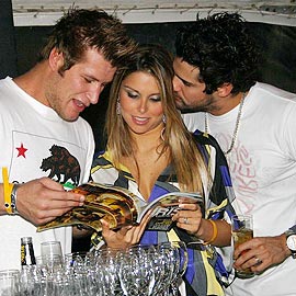 Alemão, Flávia e Fernando observam a revista