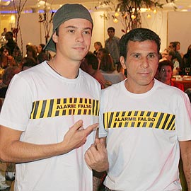 Paulo Vilhena e Eri Johnson com o mesmo modelito