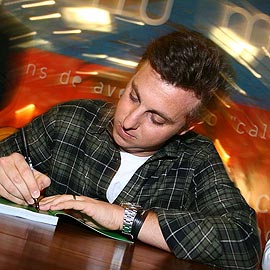 Luciano Huck autografando seu livro