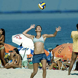 Letícia Birkheuer jogando vôlei