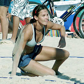 Letícia Birkheuer jogando vôlei