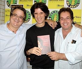 Kledir Ramil com Roberto Lima, responsável pelo jornal Brazilian Voice, e Kiko Salles, proprietário da loja Central do Brasil