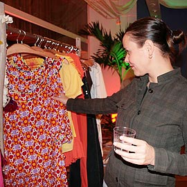 Giulia Gam confere as roupas da nova coleção