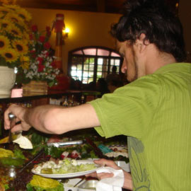 Reinaldo prepara o prato de sua noiva