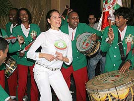 Christiane Torloni samba com a Bateria da Grande Rio