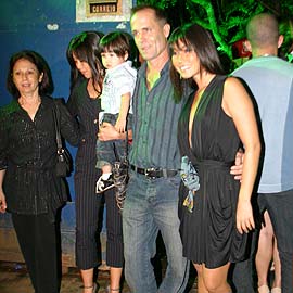 Daniele Suzuki com sua família