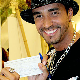 Latino exibe o cheque